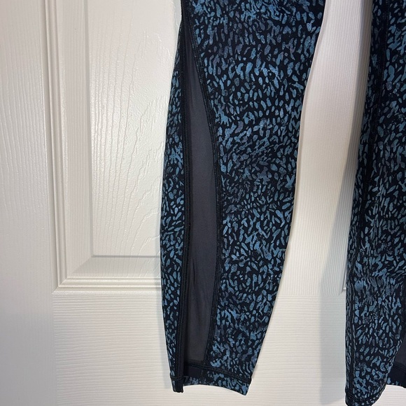 Lululemon Luxtreme 7/8 High Rise Train Times Leggings with mesh details- US 6 - Picture 8 of 10